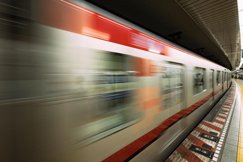 猛スピードで走り抜ける通貨列車（京急）の写真
