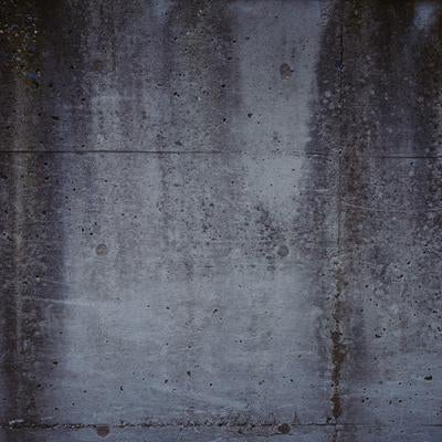 薄汚れたコンクリートの擁壁の写真
