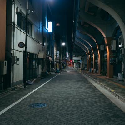 深夜の浅草橋高架下の写真