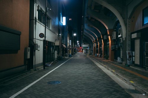 深夜の浅草橋高架下の写真