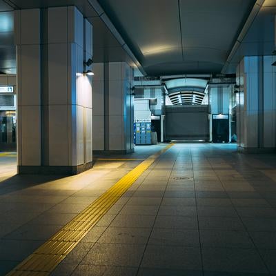終電後にシャッターが降りた秋葉原駅の写真