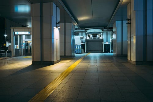 終電後にシャッターが降りた秋葉原駅の写真