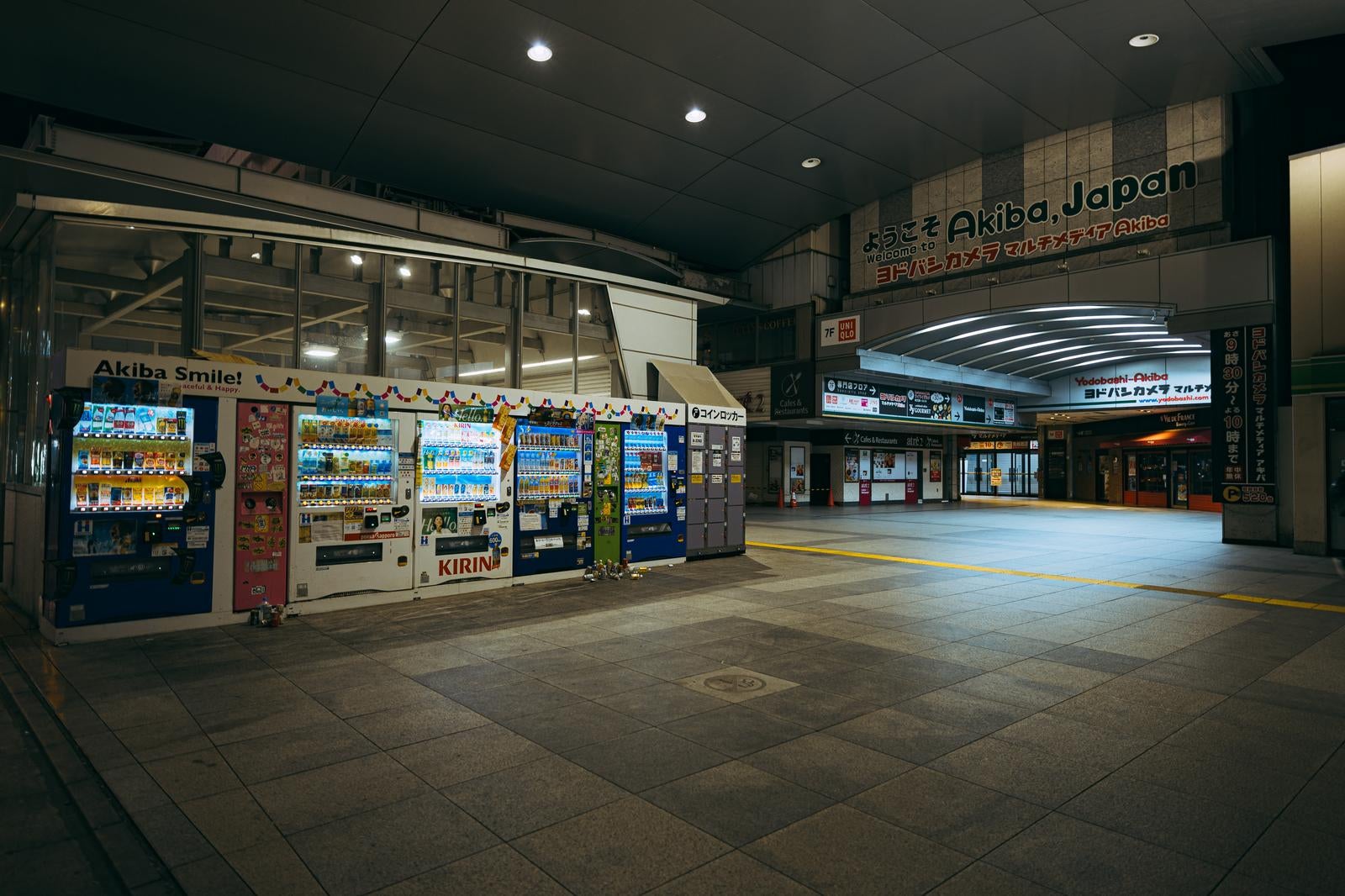 「終電後の秋葉原駅前のヨドバシ前」の写真