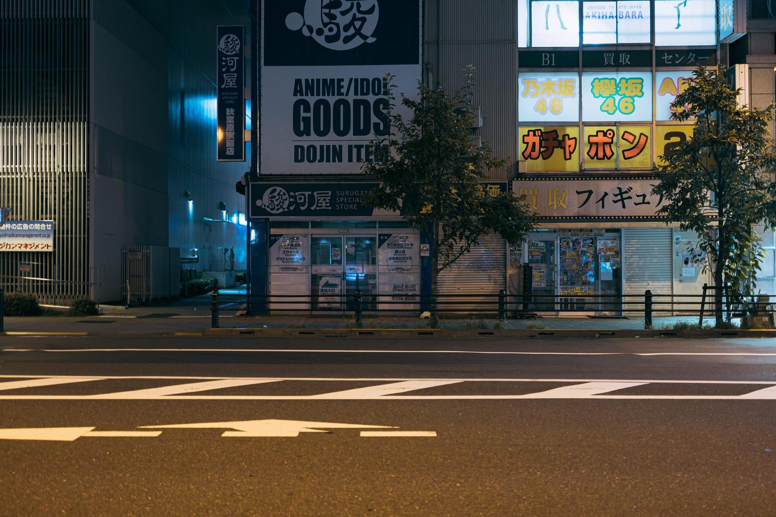 「深夜の秋葉原駅前通り」の写真