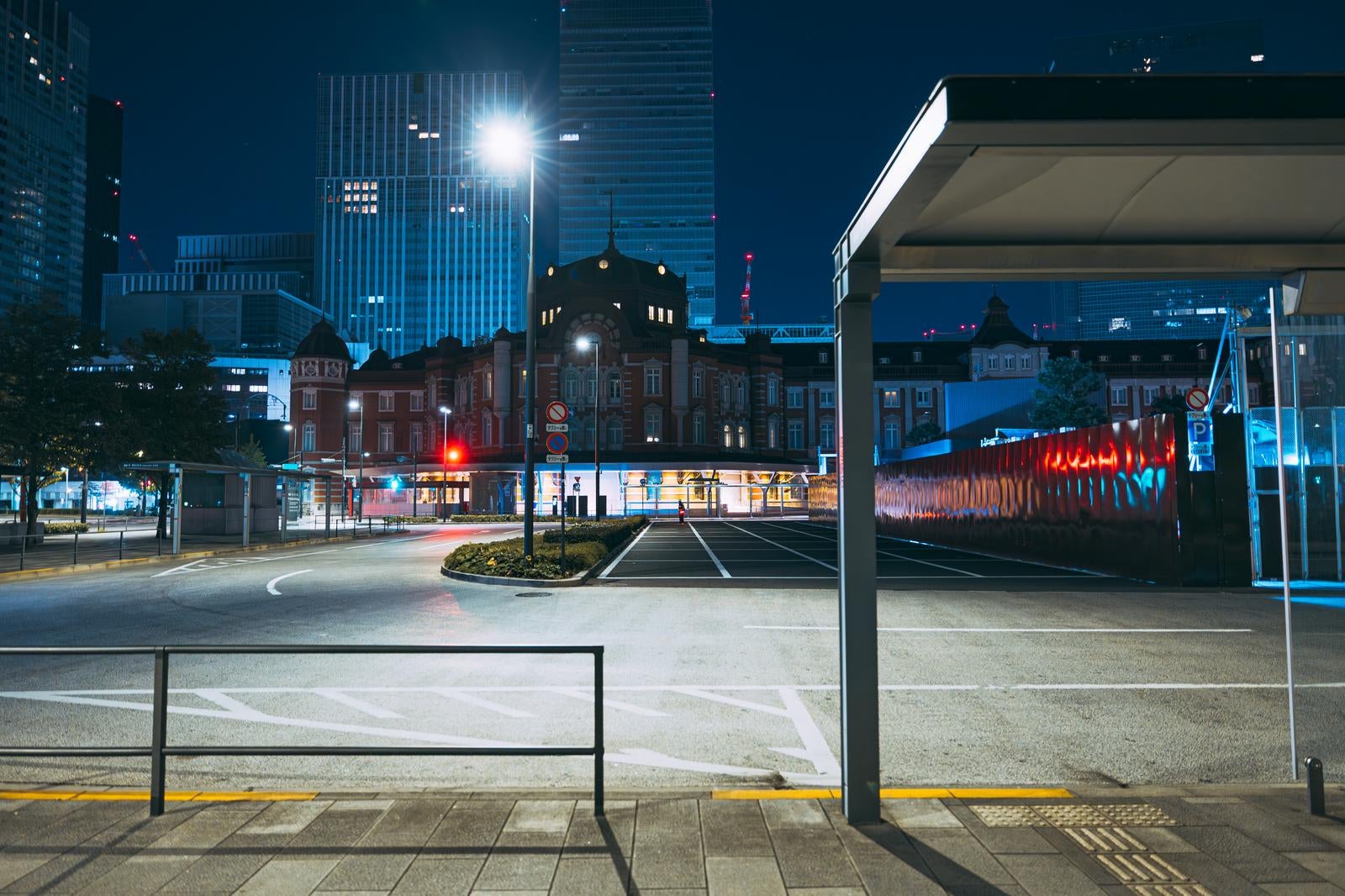 「終電後の工事中の東京駅とバス停留所」の写真