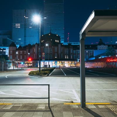 終電後の工事中の東京駅とバス停留所の写真