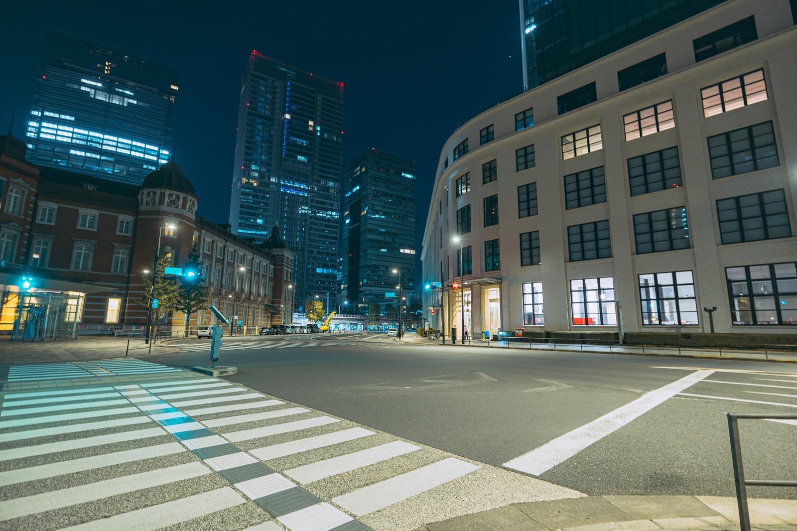 「終電後の東京駅とKITTE丸の内前の様子」の写真