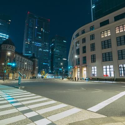 深夜の東京駅南口の歩道橋から見たKITTE丸の内の様子の写真