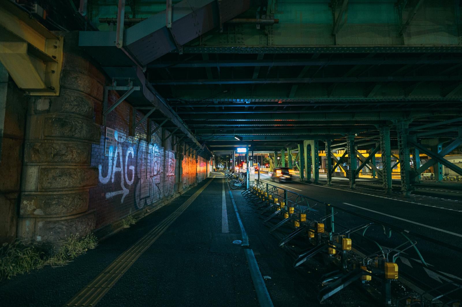 「東京駅前の鉄道高架下の様子」の写真