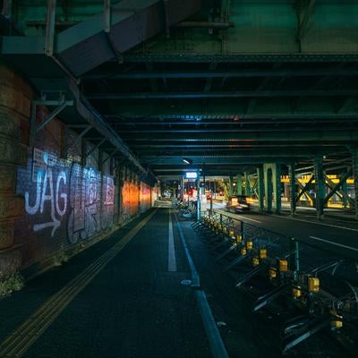 東京駅前の鉄道高架下の様子の写真