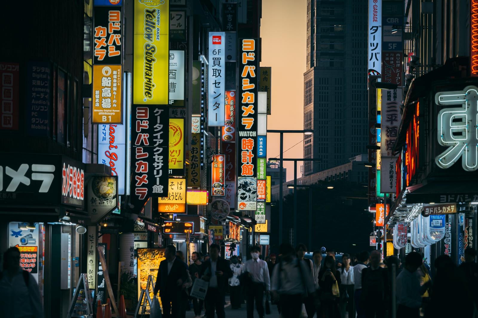 「新宿西口の繁華街の様子」の写真