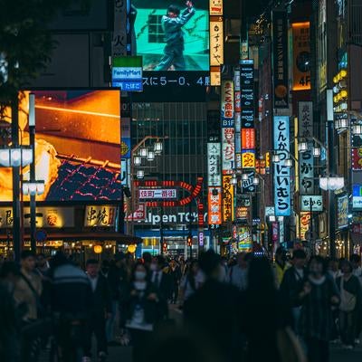 人であふれる夜の新宿歌舞伎町の写真
