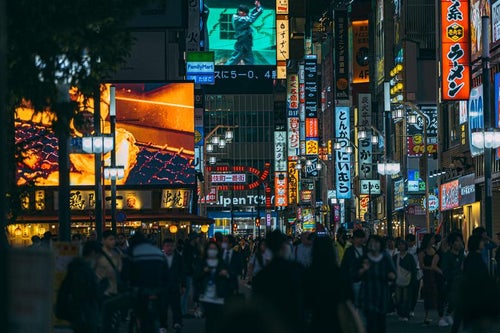 人であふれる夜の新宿歌舞伎町の写真