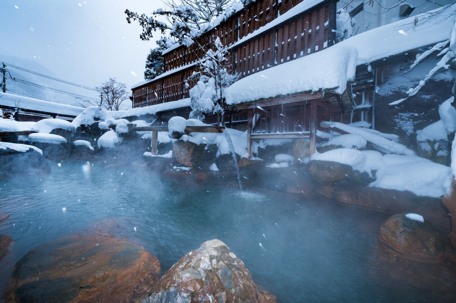 「凍えるほどの雪だからこそ感じる源泉かけ流しの露天風呂の魅力」の写真