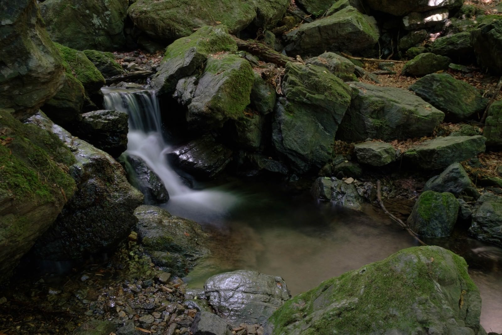 「岩場を流れる小川」の写真