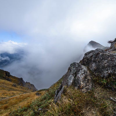 山頂に登るも雲で景観を遮られるの写真