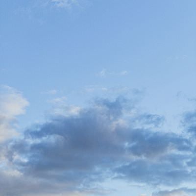 穏やかな空に浮かぶ雲の写真