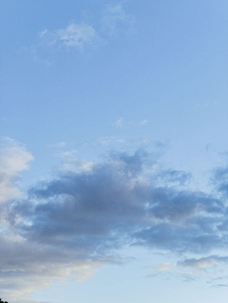 「穏やかな空に浮かぶ雲」の写真