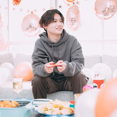 パーティーでゲームをする男性の写真