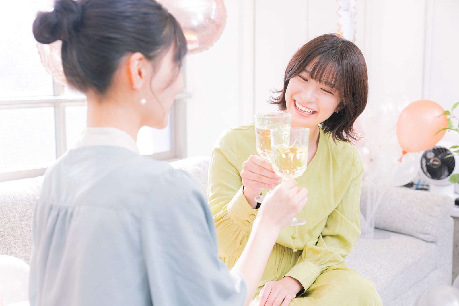 「シャンパンで乾杯する女性」の写真［モデル：モデルリリース 夏実］
