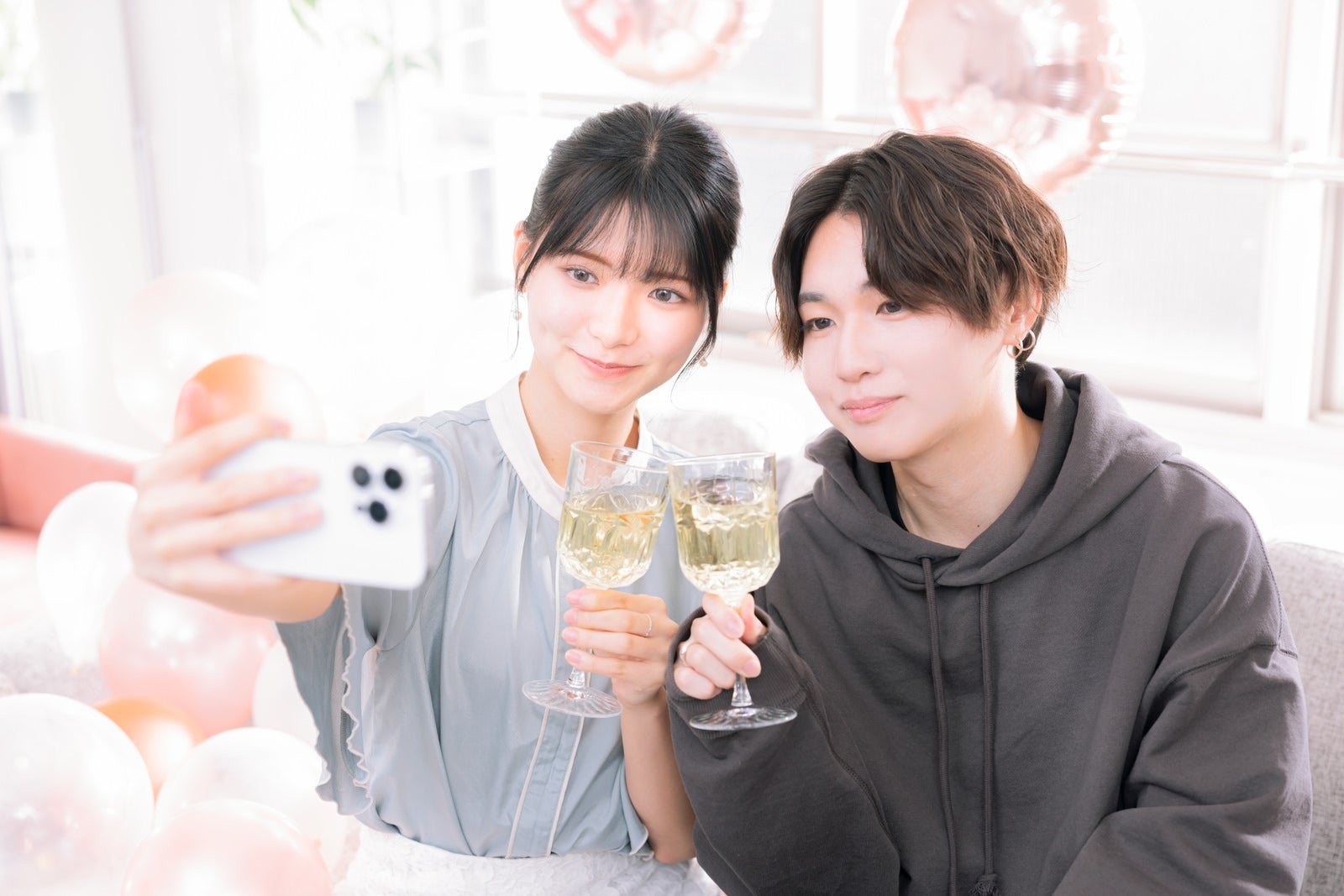 「ふたりの記念日にシャンパンを持って自撮り」の写真［モデル：SHUN モデルリリース］