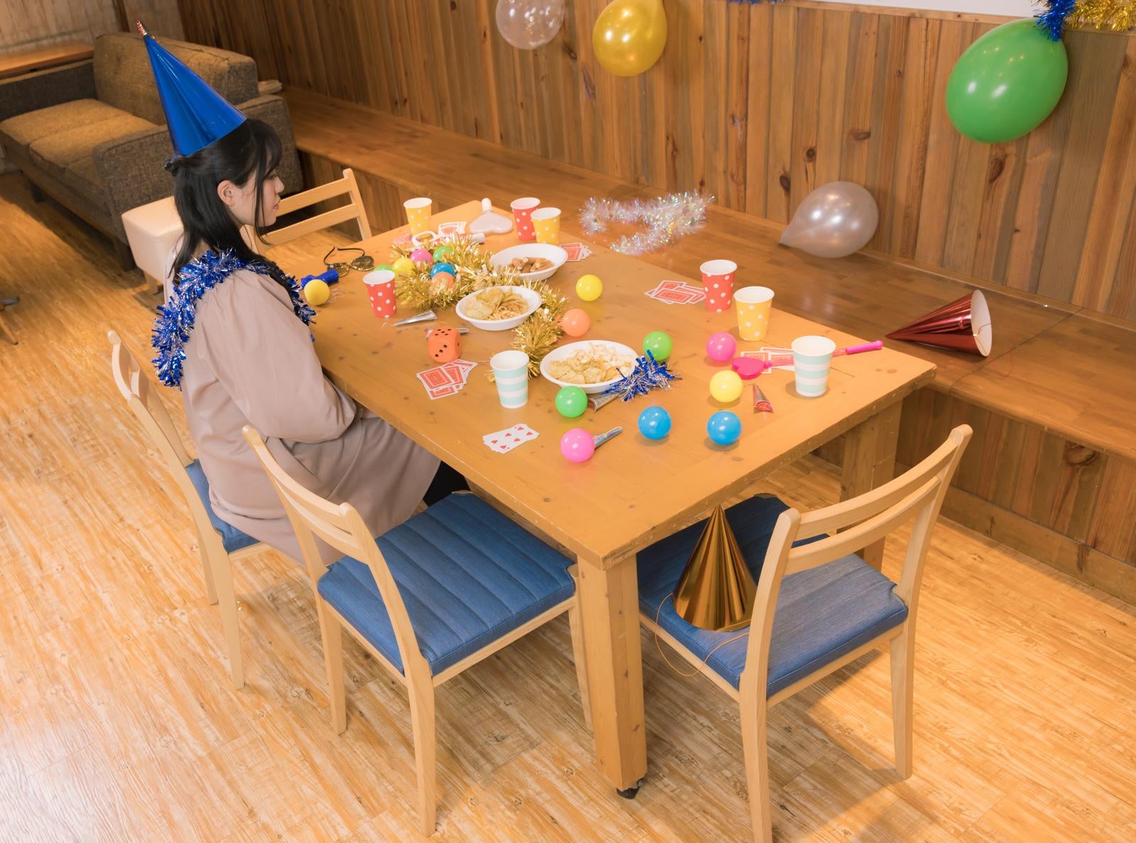 「ひとりぼっちのパーティー」の写真［モデル：河村友歌］