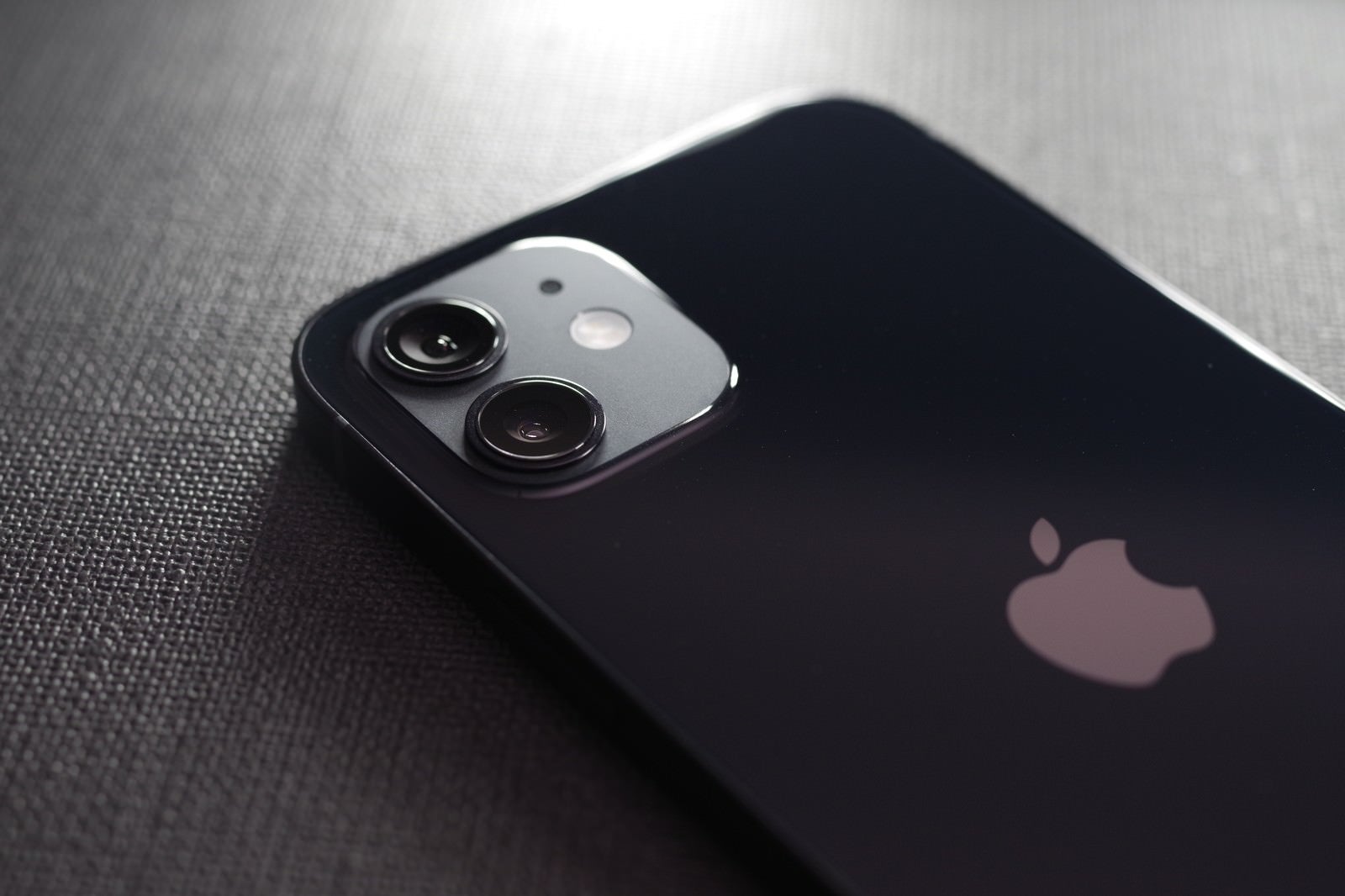 「iPhone 12 ブラックの背面」の写真