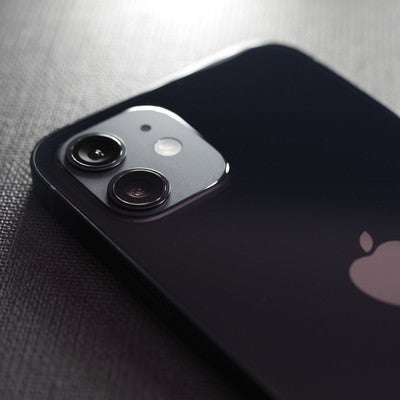 iPhone 12 ブラックの背面の写真