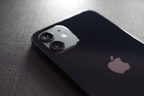 iPhone 12 ブラックの背面の写真