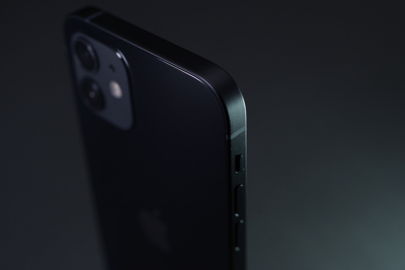 「iPhone 12 ブラックのエッジ側面のベゼル部分と」の写真