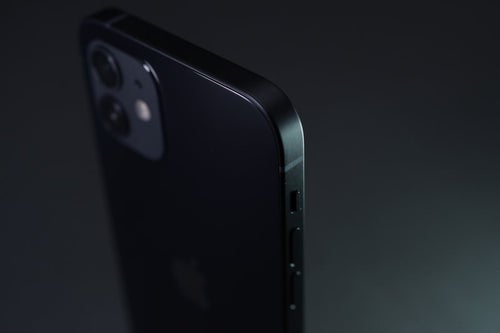 iPhone 12 ブラックのエッジ側面のベゼル部分との写真