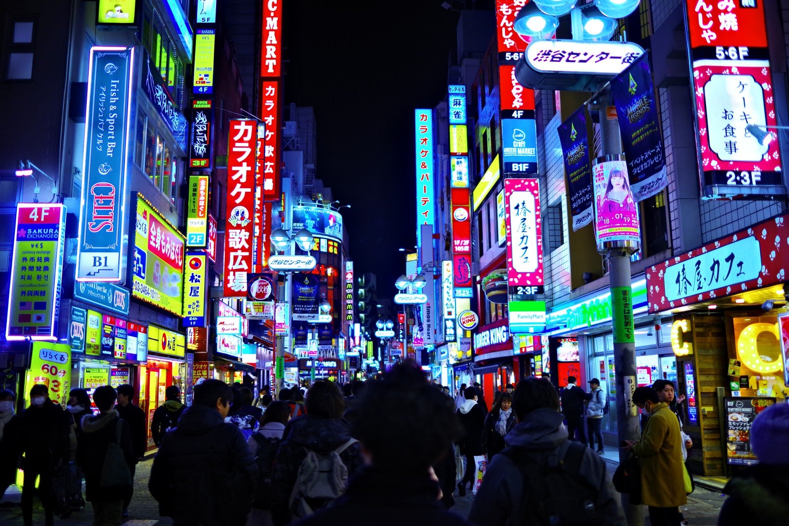 「渋谷センター街のネオンギラギラ」の写真