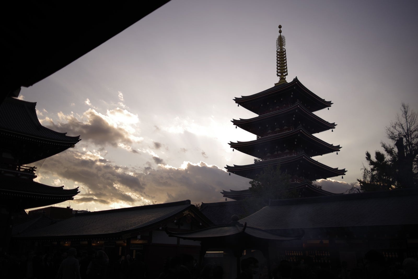「日没と浅草寺の五重塔のシルエット」の写真