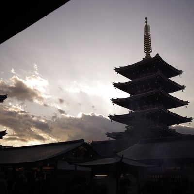 日没と浅草寺の五重塔のシルエットの写真