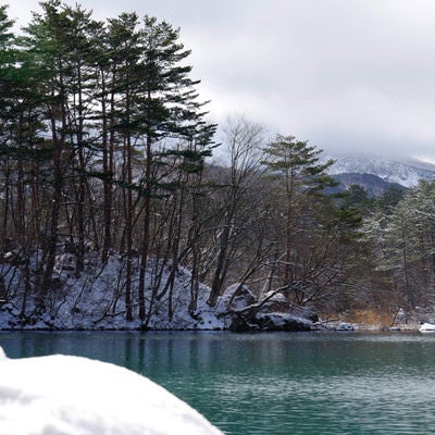 雪景色の毘沙門沼（福島県五色沼）の写真