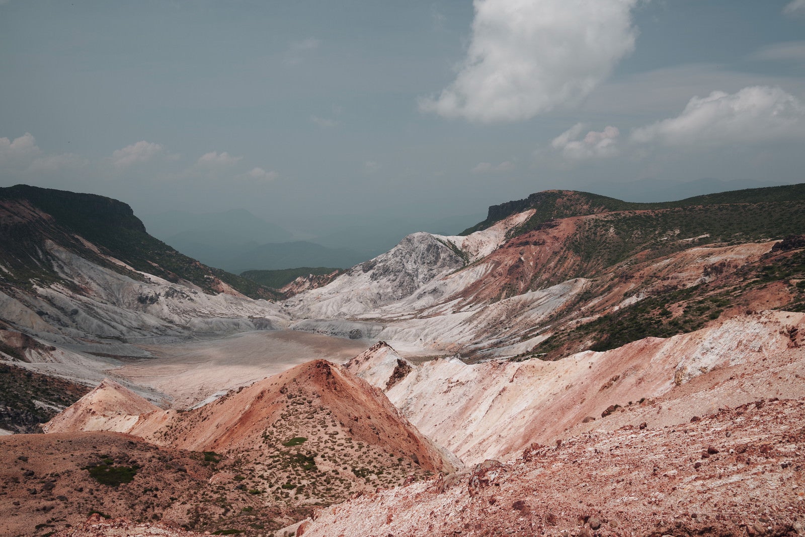 「まるで他の星に来たかのような安達太良山の爆裂火口」の写真
