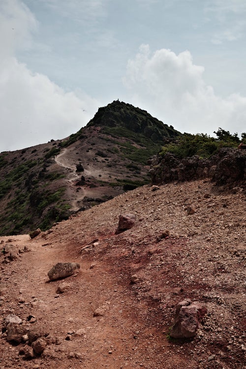 安達太良山の印象的な稜線の写真