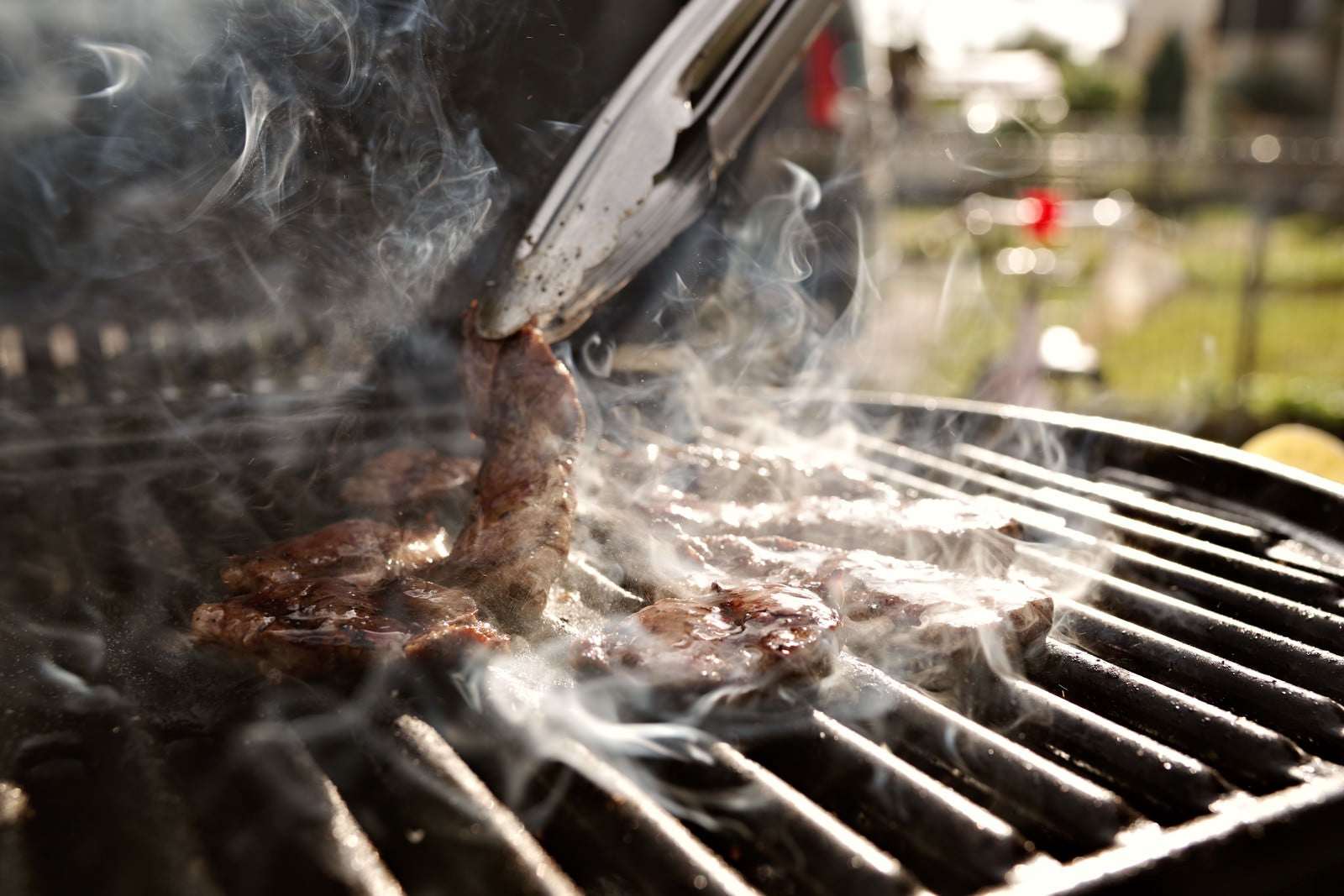 「BBQでお肉を焼く様子」の写真