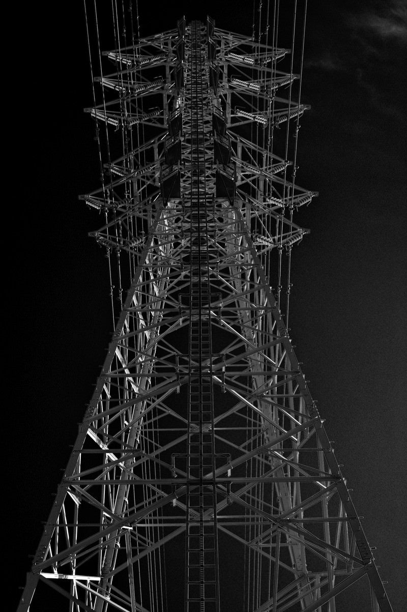 送電鉄塔を見上げるの写真