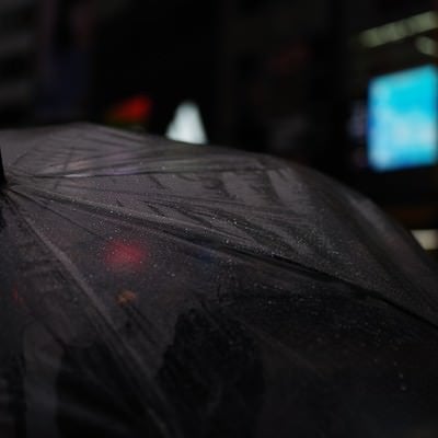 傘の水滴の写真