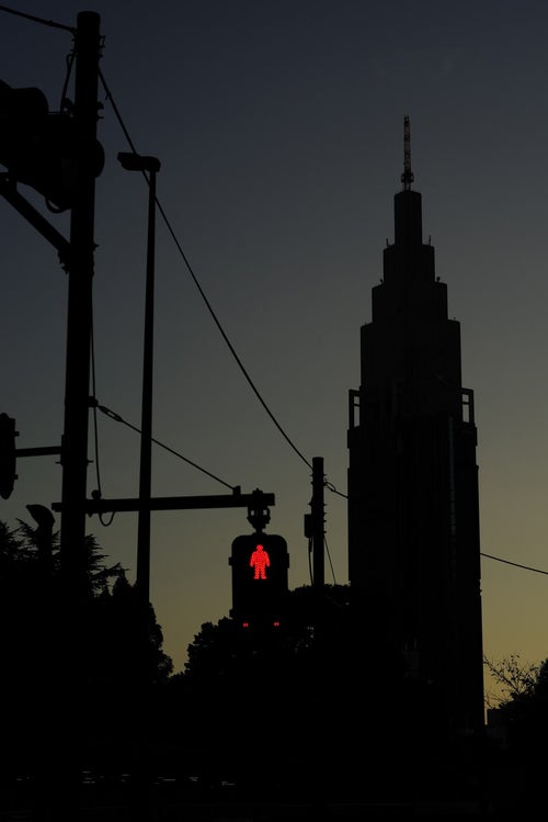 赤信号とドコモタワーの写真