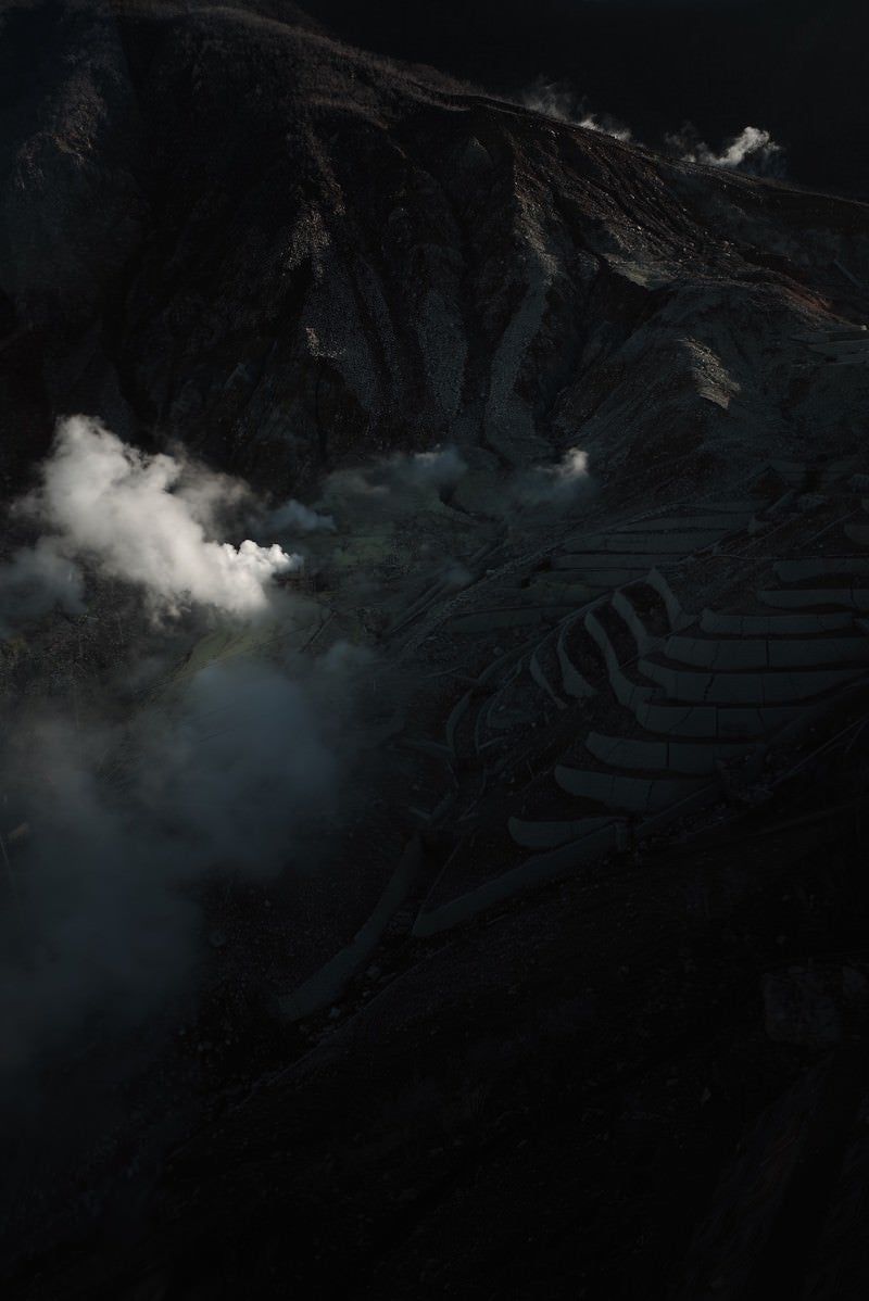 「蒸気が立ち込める大涌谷の斜面」の写真