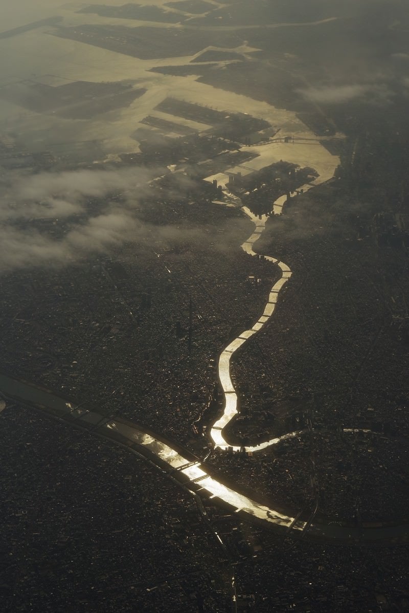 「上空から太陽に反射した河川（荒川と隅田川）」の写真