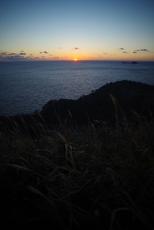 島から見る日の出の写真