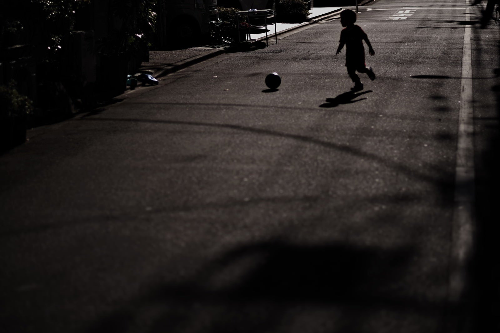 「路上でボールを使って遊ぶ子供に注意」の写真