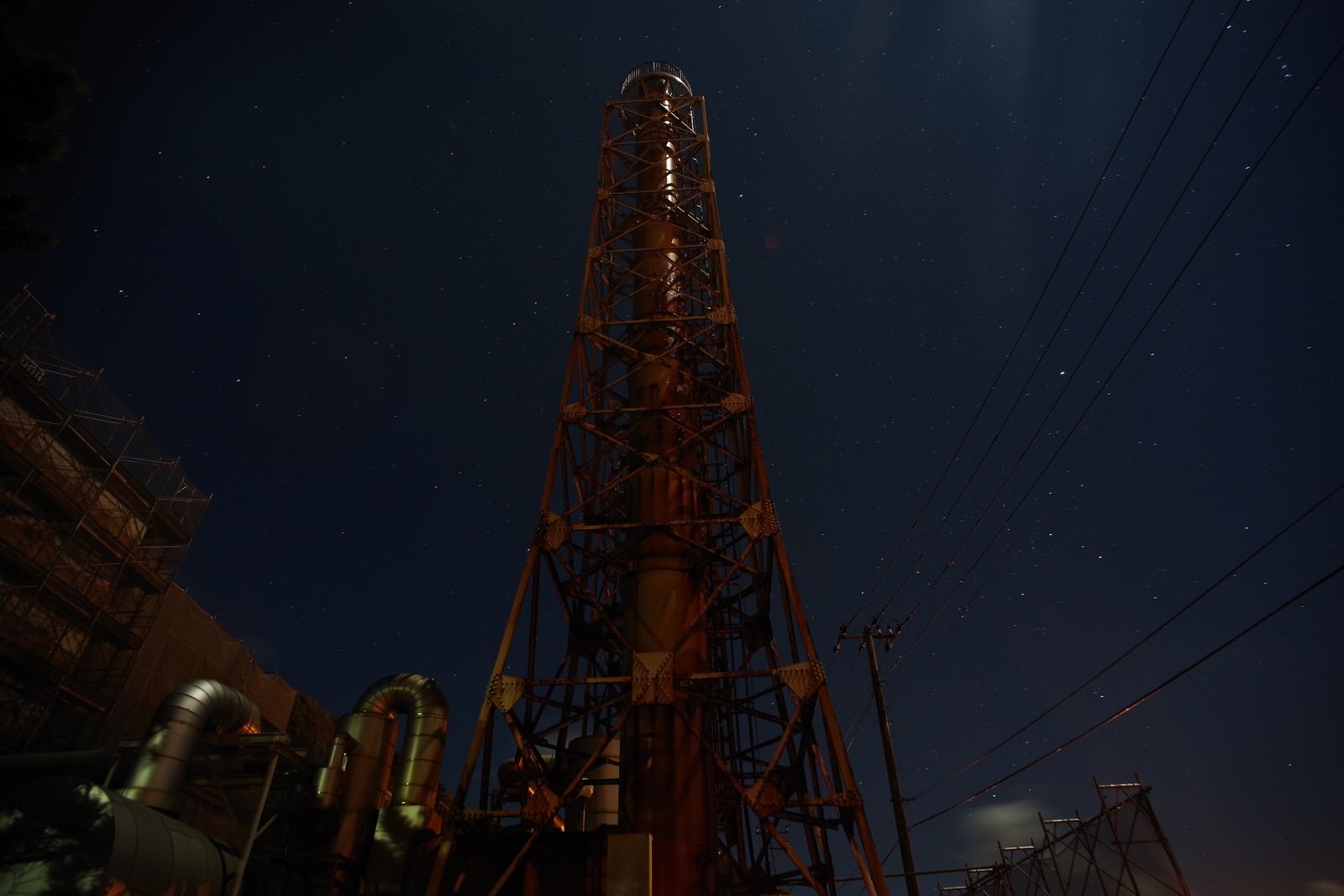 「工場の煙突とまばらな星空」の写真