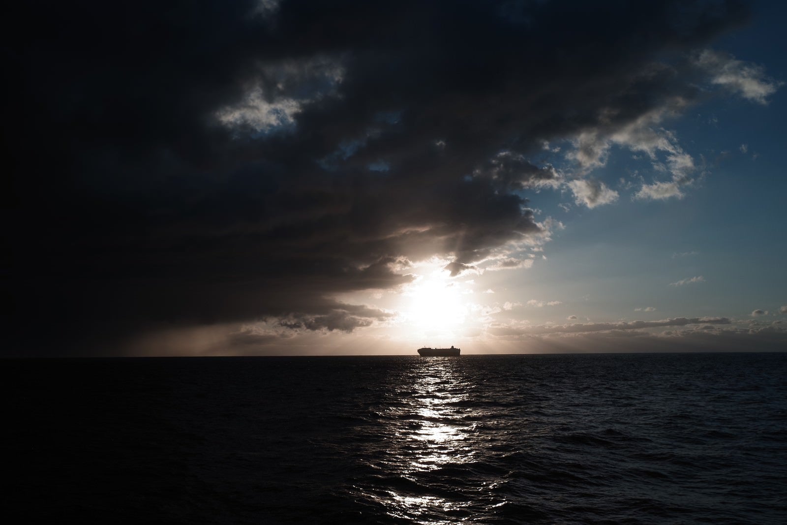「海上のタンカーのシルエット」の写真