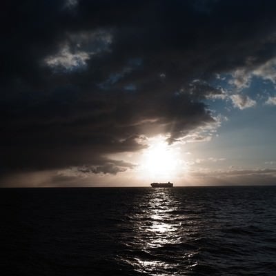 海上のタンカーのシルエットの写真