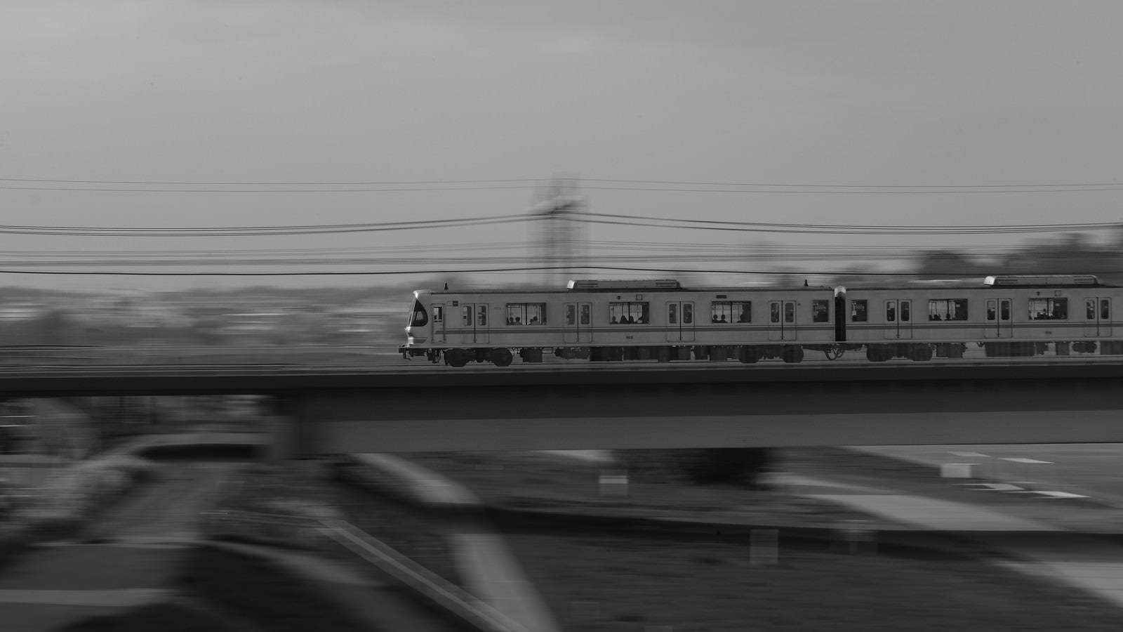 「陸橋上を走る電車」の写真