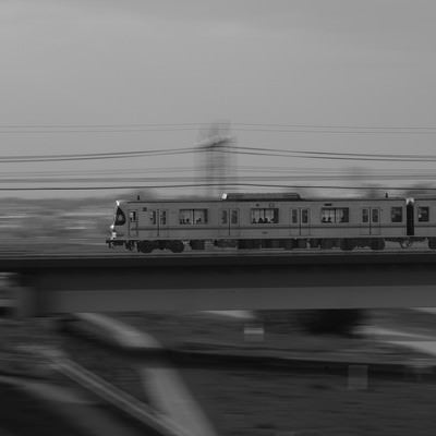陸橋上を走る電車の写真